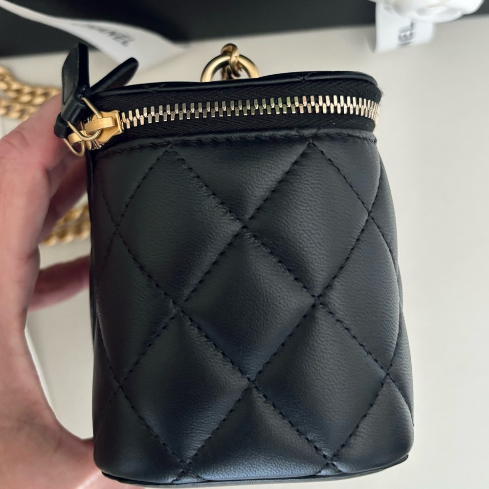 CHANEL Vanity case with Chain 🔥RARE🔥 - Picture 5 of 11